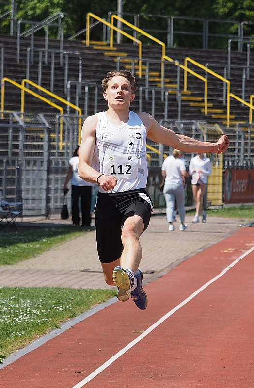 David Kleinschroth (7,25m) - neuer Vereinsrekord sogar bei den Männern - P5090080